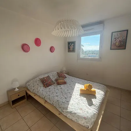 Le Tassigny-spacious Apartment-parking-wifi