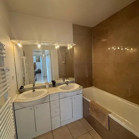 Apartment Le Tassigny-spacious Apartment-parking-wifi