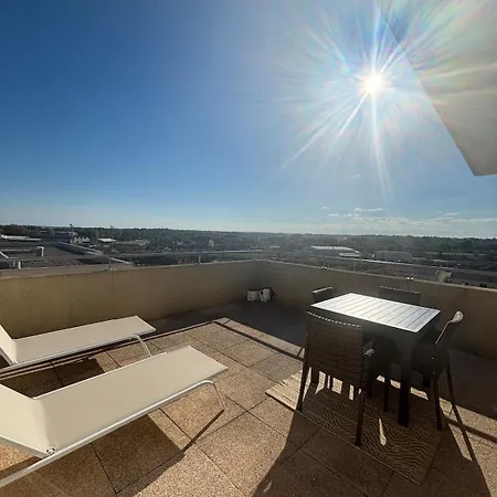 Le Tassigny-spacious Apartment-parking-wifi شقة